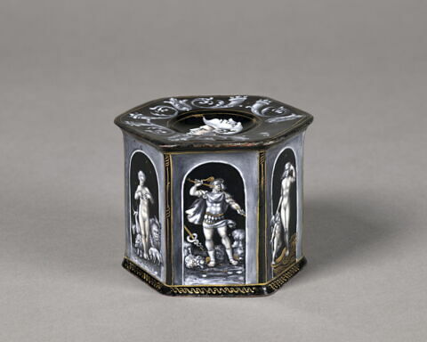 Salière hexagonale en grisaille illustrant des dieux et des déesses