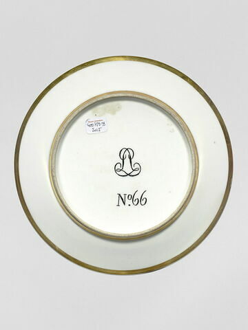 Assiette à dessert du service particulier de Napoléon Ier aux Tuileries et à Sainte-Hélène, représentant une vue du salon de la Victoire du Musée Napoléon, image 5/7