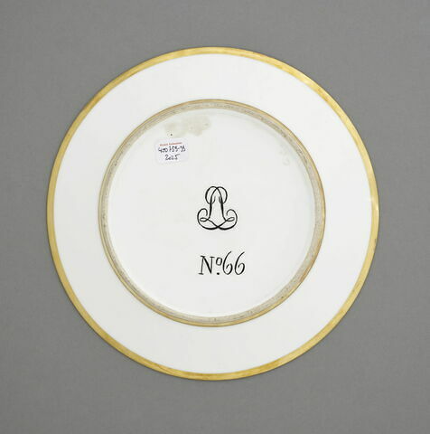 Assiette à dessert du service particulier de Napoléon Ier aux Tuileries et à Sainte-Hélène, représentant une vue du salon de la Victoire du Musée Napoléon, image 3/7