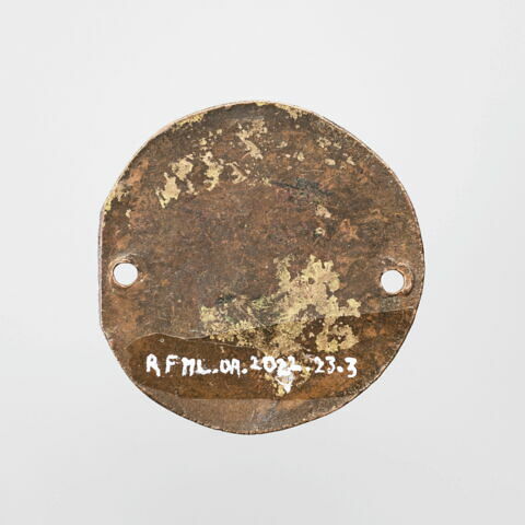 Médaillon émaillé provenant d'un coffret : homme tenant un cheval par la bride, image 2/2