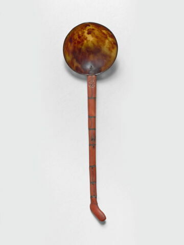 Cuillère à manche en corail et cuilleron en écaille de tortue, image 2/2