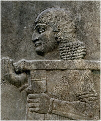 36°30’34 N – 43°13’45 E, Serviteur portant un siège, époque néo-assyrienne, règne de Sargon II, (721-705 avant J.-C.), Khorsabad (antique Dur-Sharrukin), Iraq