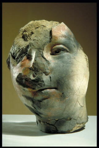figurine féminine, fragment, image 3/4