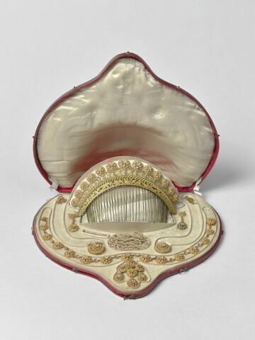 Parure : collier, peigne diadème, fermoirs de bracelet, pendants d'oreilles, image 2/2