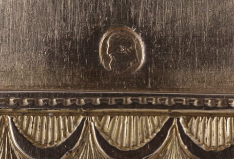 Boîte ronde avec portrait d'homme, image 3/6