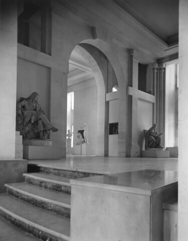 [Le vestibule d’entrée des salles de sculptures (aile de Flore, rez-de-chaussée)]