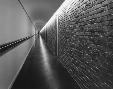 [Le couloir des bureaux du département des Peintures (aile de Flore, deuxième étage)]
