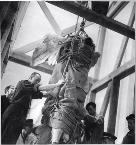[Transport de la Victoire de Samothrace dans l'escalier Daru]