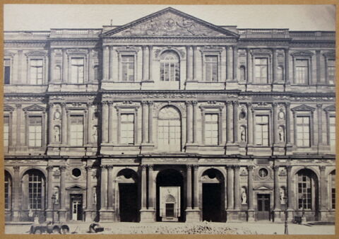 [Façade est de la Cour Carrée]