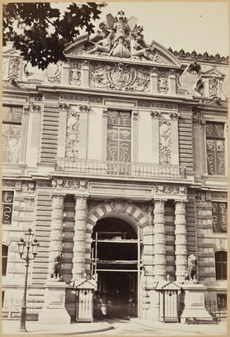 [Guichet de l'Empereur, aile de Flore (Porte des Lions)]