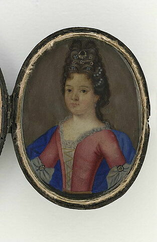 Portrait de femme en coiffure montante, robe rouge ouverte et manteau bleu