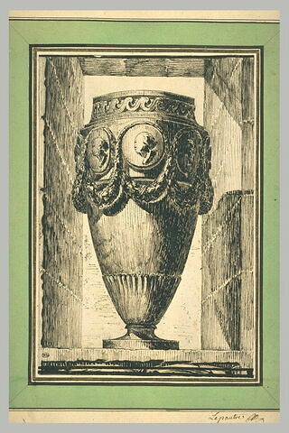 Un vase orné de guirlandes et de médaillons