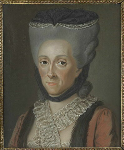 Portrait de femme avec les cheveux poudrés et une robe rouge., image 1/3