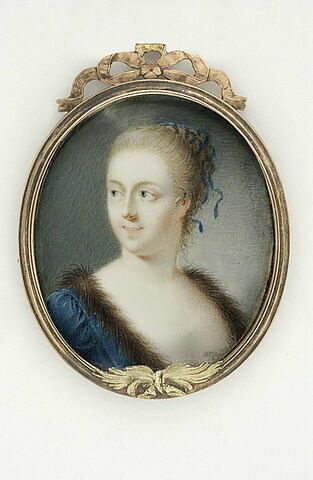 Portrait de femme en robe bleue bordée de fourrure