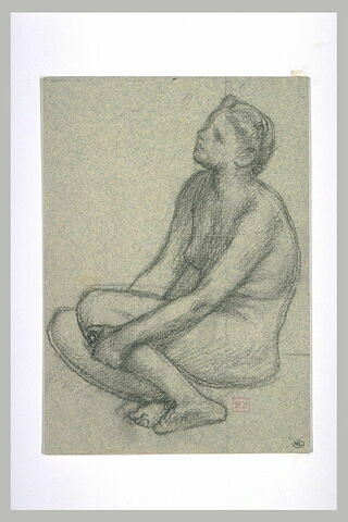 Femme nue assise à terre, les mains enserrant sa jambe gauche, image 1/1