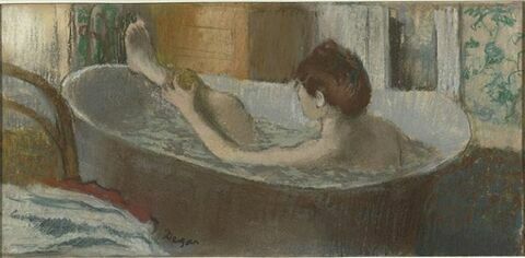 Une femme dans une baignoire s'épongeant la jambe, image 1/1