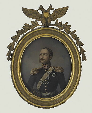 Portrait d'un militaire en uniforme noir à épaulettes et baudrier d'or