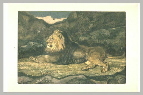 Lion couché, de profil vers la gauche, dans un paysage