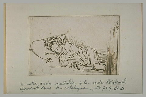 Femme en chemise, endormie sur un lit, image 1/1