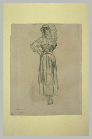Femme debout, la main gauche sur la hanche, image 1/1