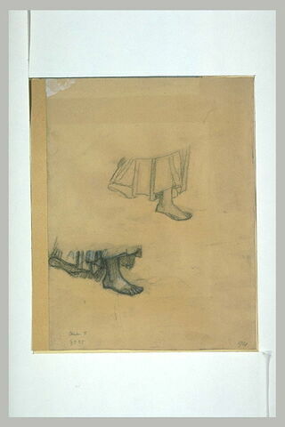 Deux études représentant le bas d'une jupe et un pied, image 1/1