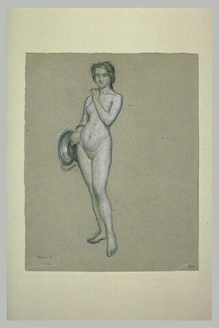 Femme nue, debout, de face, tenant un vase de métal