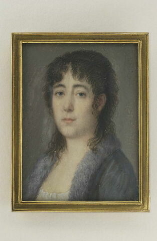 Portrait de femme brune, en buste, vêtue d'un corsage bleu, image 1/1