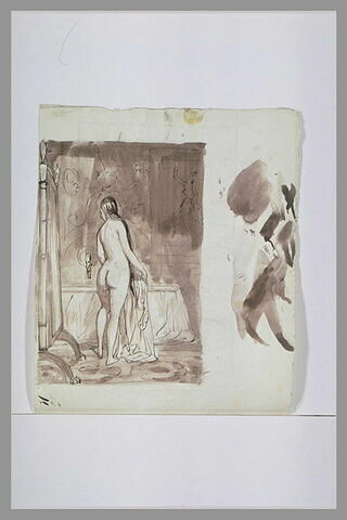 Femme nue, debout, de dos, devant une baignoire