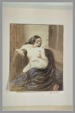 Femme assise, la poitrine nue, de face