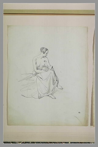 Femme, assise, la poitrine nue, image 1/1