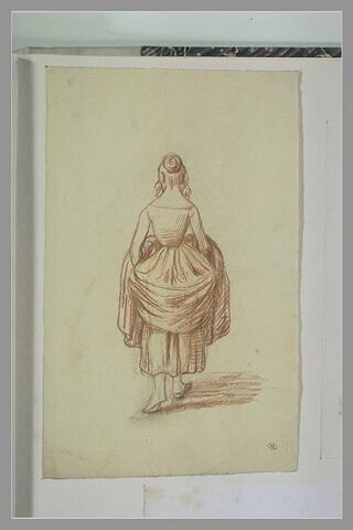 Femme marchant, de dos, relevant sa jupe, image 1/1