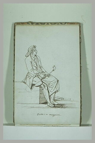 Homme assis, tenant une truelle et une pipe , derrière Santa Maria Maggiore, image 1/1