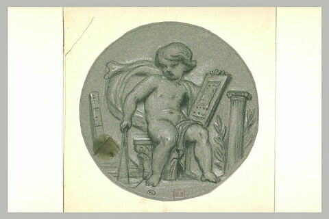 Enfant nu, assis, sur un chapiteau tenant une tablette et un compas