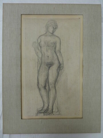 Femme nue, debout, les deux bras contre le corps, tenant une étoffe, image 1/1