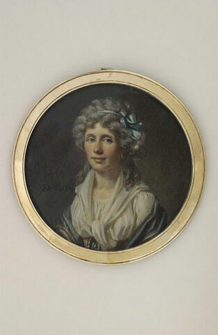 Portrait de femme, à mi-corps, avec un corsage blanc et une mante, image 1/1