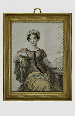 Portrait de femme assise, en robe marron clair et châle jaune brodé, image 1/1