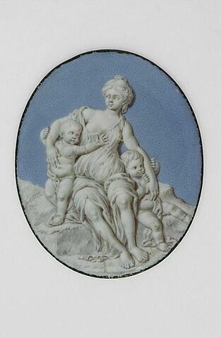 Femme assise sur un rocher avec deux enfants