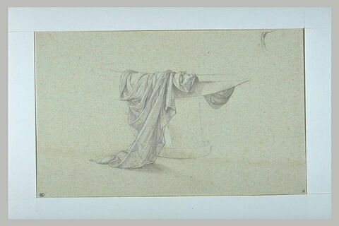 Etude d'une draperie posée sur une vasque, image 2/2
