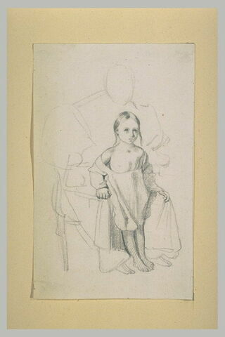 Petite fille en chemise, debout et appuyée sur les genoux d'une femme assise, image 1/1