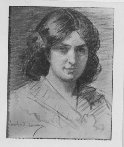 Portrait de femme, en buste, cheveux noirs tombant sur les épaules, image 1/1