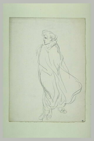 Femme debout enveloppée dans une longue cape