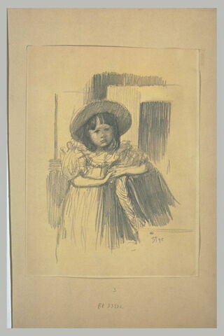 Petite fille coiffée d'un chapeau, s'appuyant sur le dossier d'un fauteuil, image 1/1