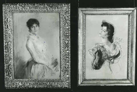Portrait de femme, vue à mi-corps, de trois quarts à droite, image 1/2
