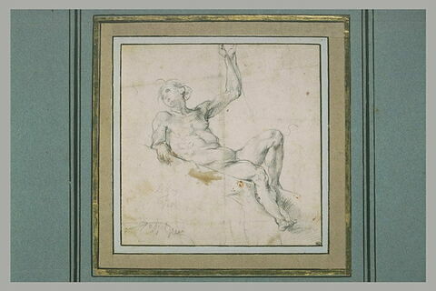 Homme nu à demi-allongé sur un plan incliné et tenant un objet, image 1/1