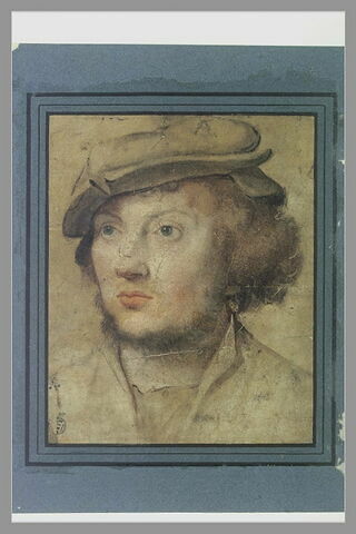 Portrait de jeune homme coiffé d'un bonnet plat