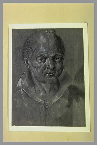Portrait en buste d'un homme imberbe, vu de face, image 2/2