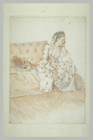 Jeune orientale sur un divan en costume turc, image 2/2