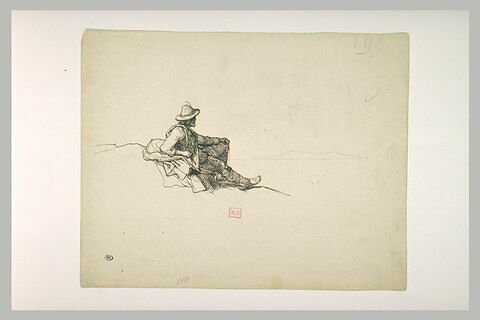 Un berger italien, assis par terre comtemplant des montagnes, image 1/1