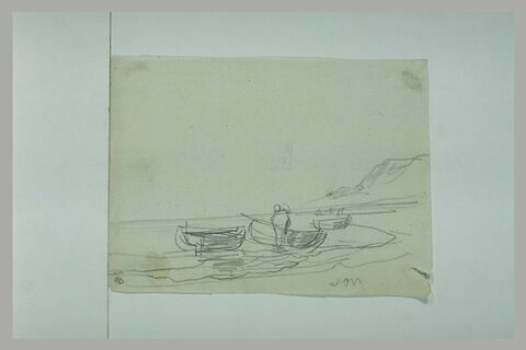 Vue de bord de mer : rangée de canots échouées sur une plage et figure, image 1/1