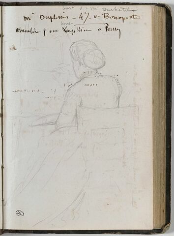 Femme assise coiffé d'un chignon, vue de dos